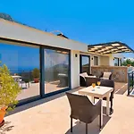 6 Bedroom With Seaviews - 5 Min Drive To The Town