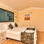 6 Bedroom With Seaviews - 5 Min Drive To The Town Villa